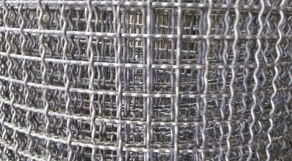 Como a tela metálica ondulada melhora a ventilação e segurança industrial